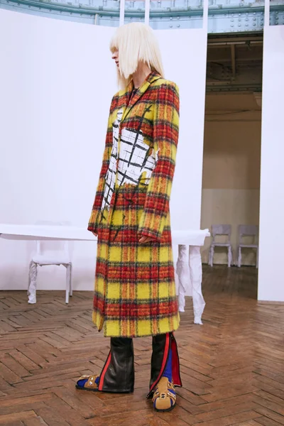 Look 16
